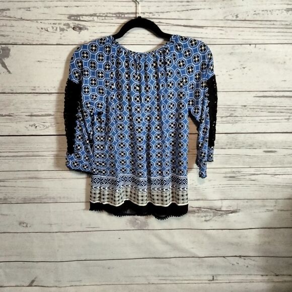 New Without tags "Crown & Ivy" woman's blouse - Picture 3 of 7